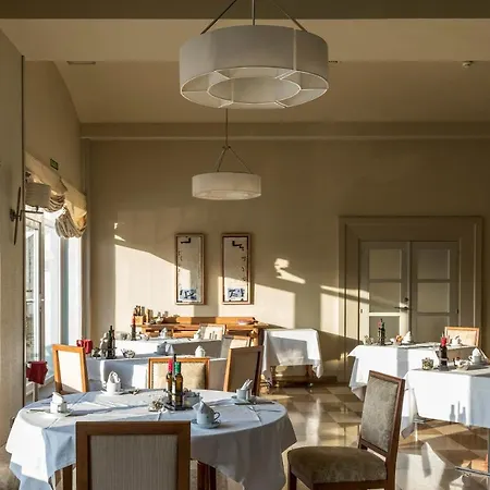 De Vic-sau 4* Tavernoles